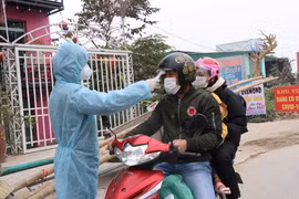 Kiểm tra thân nhiệt phòng dịch COVID-19. (Ảnh: Thanh Thương/TTXVN)