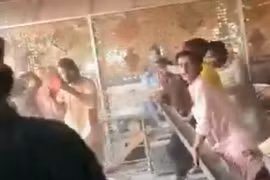 Đoạn video được đăng trên Twitter cho thấy những kẻ quá khích đang phá hoại một ngôi đền Ganesh ở quận Rahim Yar Khan, thành phố Bhong của Pakistan. (Nguồn: thehindu.com)