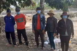 Đồn Biên phòng Sông Trăng bắt giữ 5 đối tượng nhập cảnh trái phép. (Ảnh: Thanh Bình/TTXVN)