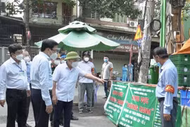 Bộ trưởng, Chủ nhiệm Văn phòng Chính phủ Trần Văn Sơn cùng đoàn lãnh đạo Chính phủ và tỉnh Bình Dương đi thăm "vùng xanh" tại thành phố Dĩ An. (Ảnh: Huyền Trang/TTXVN)