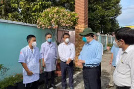 Bộ trưởng Bộ Y tế Nguyễn Thanh Long (giữa) kiểm tra thực tế công tác thu dung, điều trị bệnh nhân COVID-19 trên địa bàn tỉnh Bình Dương. (Ảnh: TTXVN phát)