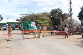 Các chốt chặn kiểm soát chặt chẽ người và phương tiện tại các điểm có trường hợp dương tính với SARS-CoV-2 tại Gia Lai. (Ảnh: Quang Thái/TTXVN)