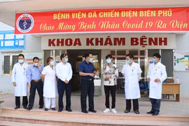 Sở Y tế tỉnh Điện Biên tổ chức công bố và trao Giấy chứng nhận điều trị khỏi bệnh cho bệnh nhân COVID-19 số 1972 ngày 1/3. (Ảnh: Xuân Tiến-TTXVN)
