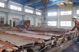 Sản xuất đồng tại Nhà máy luyện đồng Lào Cai. (Ảnh: Hồng Ninh/TTXVN)