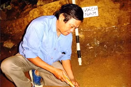 Các nhà khảo cổ thám sát hang động Loong Cha, huyện Chiêm Hóa. (Nguồn:nhandan.vn)