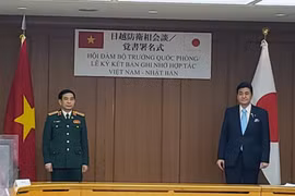 Bộ trưởng Quốc phòng Phan Văn Giang (trái) và người đồng cấp của Nhật Bản Nobuo Kishi. (Ảnh: Đào Thanh Tùng/TTXVN)