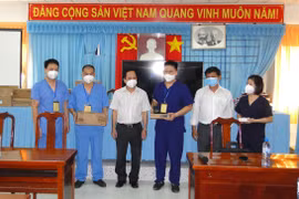 Tiến sỹ Nguyễn Vũ Thượng, Phó Viện trưởng Viện Pasteur Thành phố Hồ Chí Minh, Tổ trưởng Tổ công tác Bộ Y tế thay mặt Đoàn tặng 5 máy đo SPO2 và 3 máy bộ đàm cho Bệnh viện dã chiến số 2. (Ảnh: Hữu Chí/TTXVN)