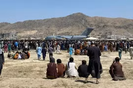Người dân tập trung tại sân bay quốc tế Kabul chờ được sơ tán khỏi Afghanistan. (Ảnh: AP/TTXVN)