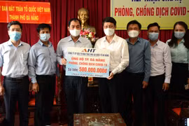Đại diện Công ty cổ phần Đầu tư khai thác Nhà ga Quốc tế Đà Nẵng trao 500 triệu đồng ủng hộ Quỹ vaccine phòng, chống COVID-19 cho Chủ tịch Ủy ban MTTQ Việt Nam thành phố Đà Nẵng Ngô Xuân Thắng (thứ 4 từ phải sang). (Ảnh: Quốc Dũng/TTXVN)