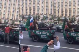 Fan Nga đem gấu đi diễu phố sau chiến thắng trước Saudi Arabia