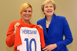 Tổng thống Croatia Kolinda Grabar-Kitarovic tặng áo đấu có tên Thủ tướng Anh Theresa May bên lề Hội nghị Thượng đỉnh NATO (Nguồn: Express)