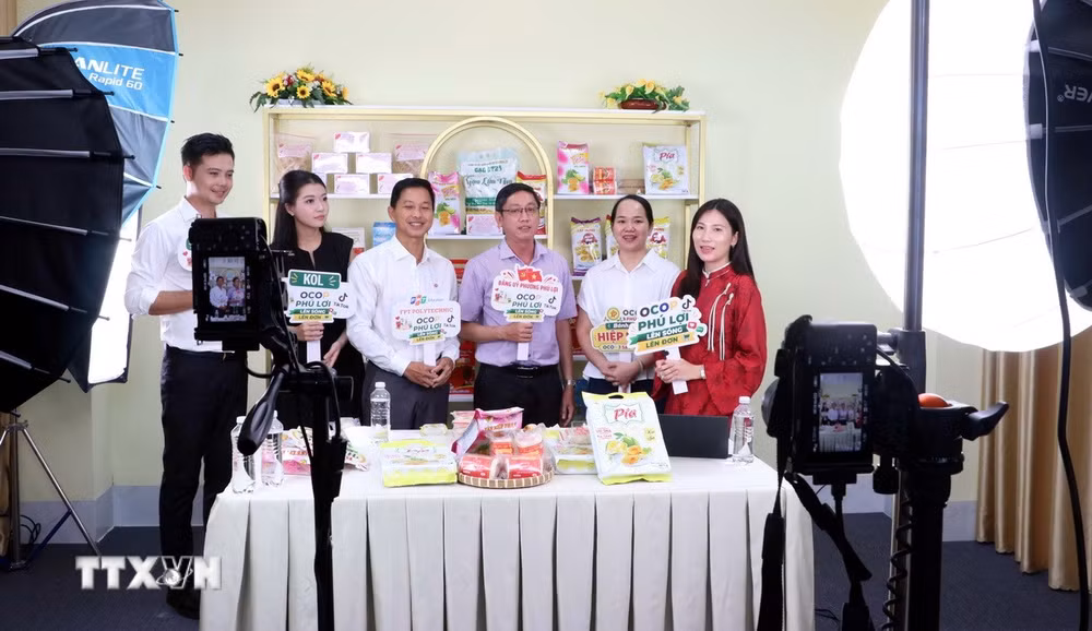 ttxvn_tu-cho-so-den-phong-livestream-buoc-dot-pha-trong-phat-trien-kinh-te-so-co-so-tai-can-tho2.jpg