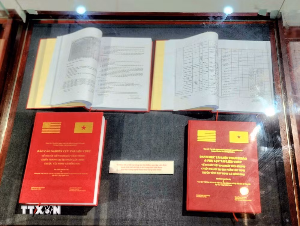 ttxvn-vwai-trao-tai-lieu-tim-nguoi-mat-tich.jpg