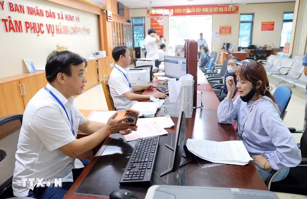 ttxvn-hung-yen-can-bo-co-so-truoc-phep-thu-tang-truong3.jpg
