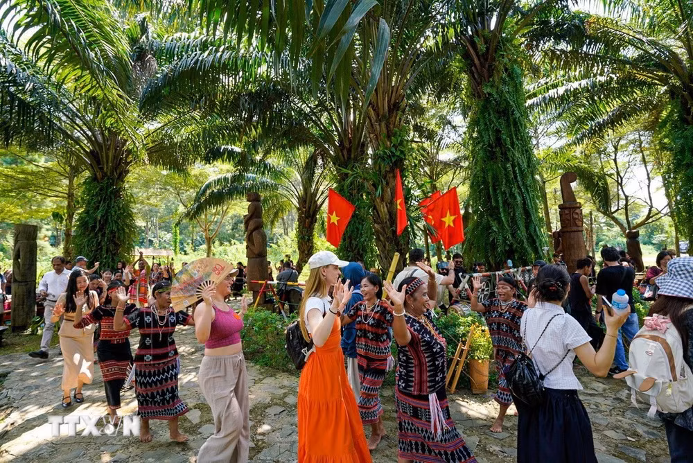 ttxvn_quang-ba-sac-mau-van-hoa-viet-nam-toi-ban-be-quoc-te-3.jpg