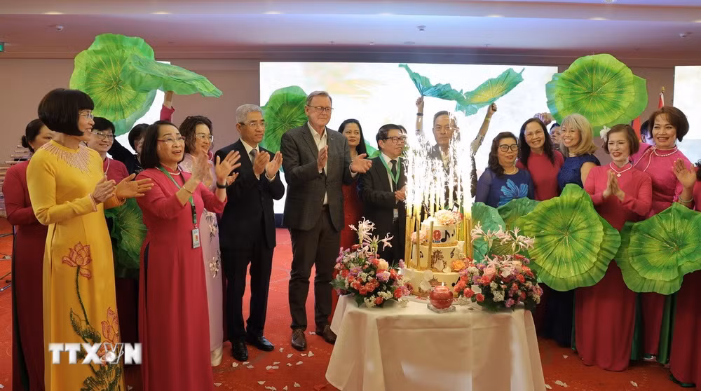 ttxvn-clb-van-nghe-thang-muoi-15-nam-lan-toa-van-hoa-viet-nam-tai-duc3.jpg
