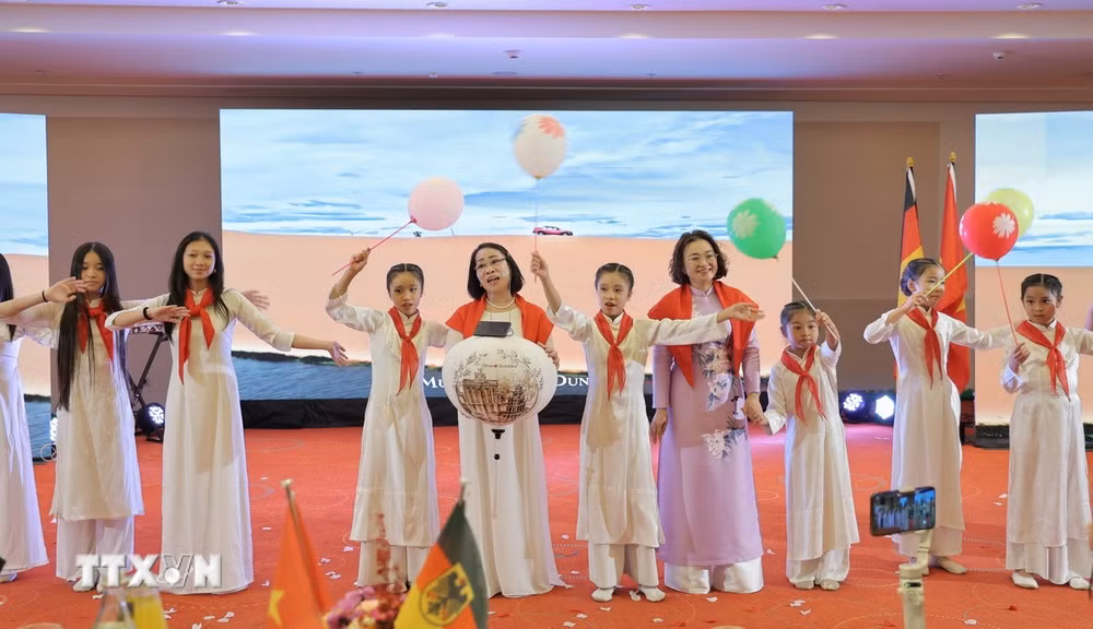 ttxvn-clb-van-nghe-thang-muoi-15-nam-lan-toa-van-hoa-viet-nam-tai-duc2.jpg