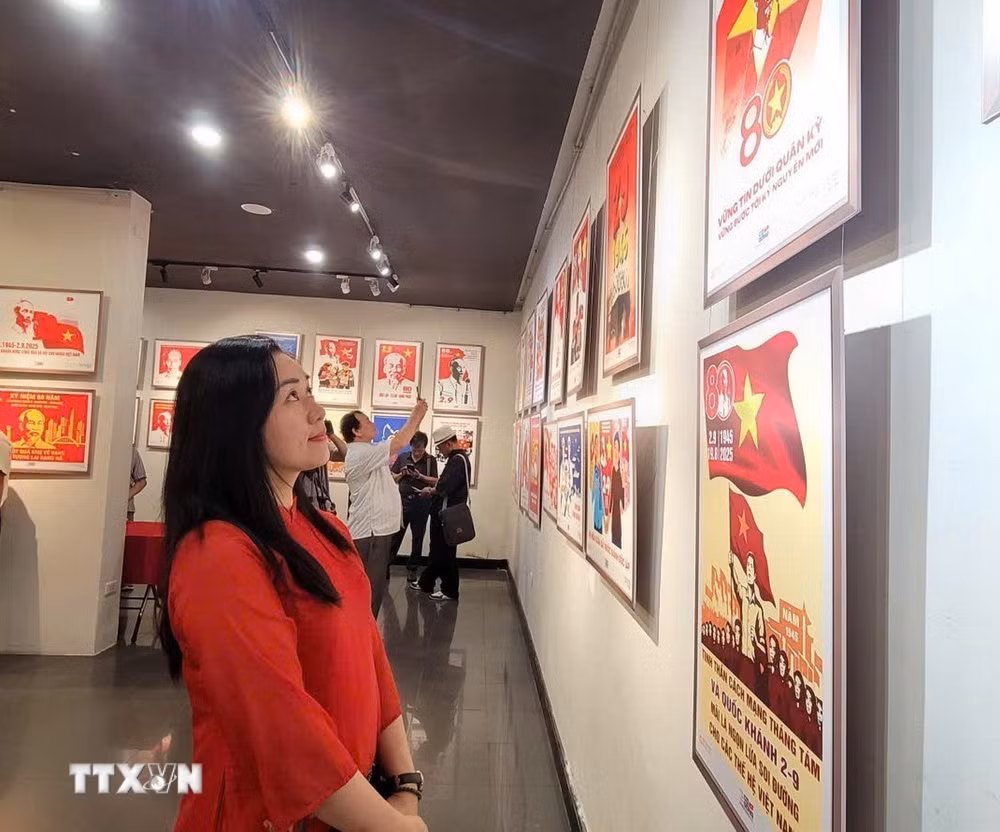 ttxvn-trien-lam-tranh-co-dong-chao-mung-cach-mang-thang-tam-va-quoc-khanh-29.jpg
