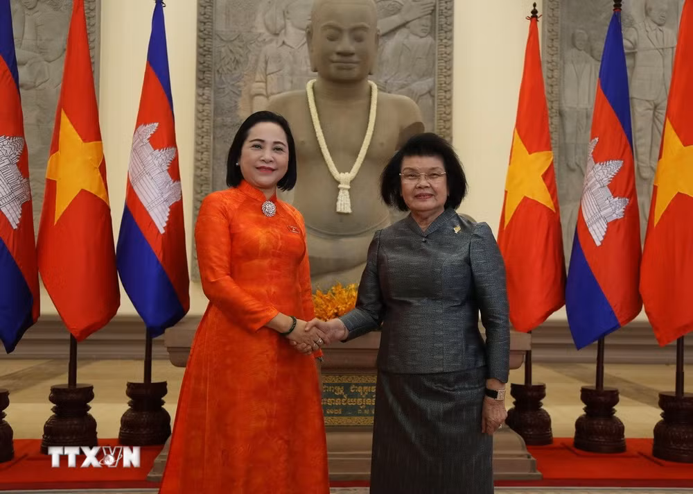 ttxvn-pho-chu-tich-quoc-hoi-nguyen-thi-thanh-chao-xa-giao-chu-tich-quoc-hoi-campuchia-khuon-sudary.jpg