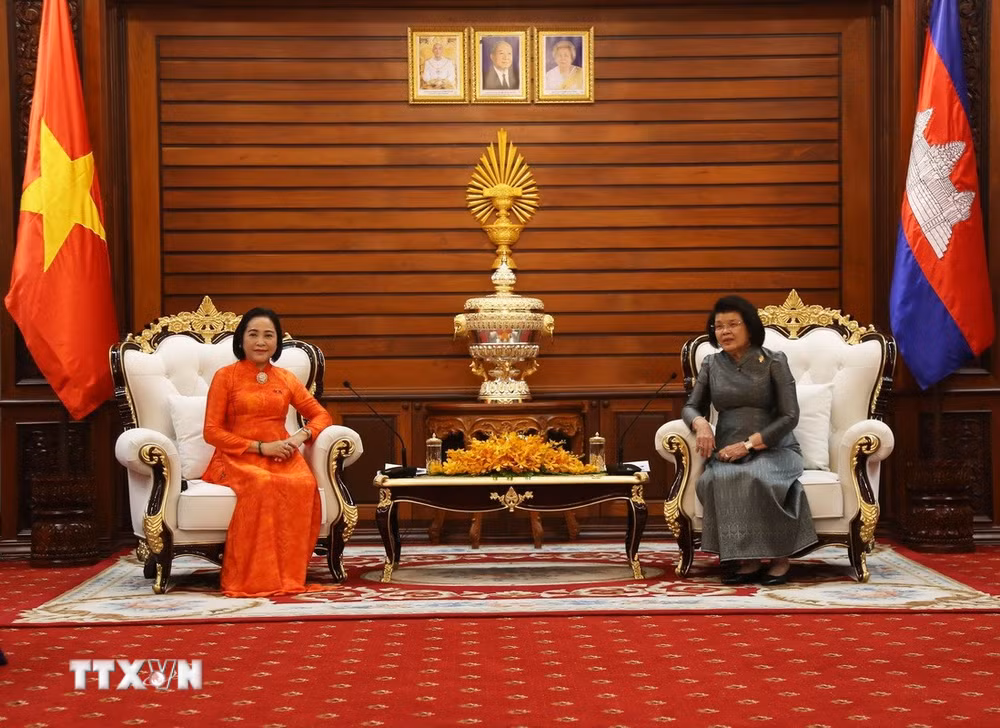 ttxvn-pho-chu-tich-quoc-hoi-nguyen-thi-thanh-chao-xa-giao-chu-tich-quoc-hoi-campuchia-khuon-sudary2.jpg