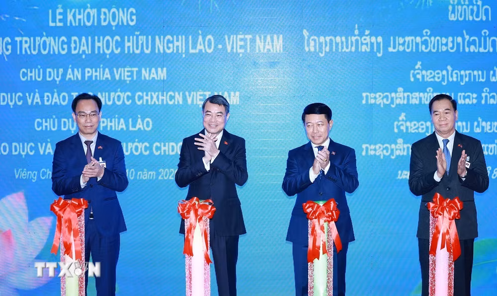 ttxvn_thu-tuong-le-minh-hung-va-thu-tuong-lao-saleumxay-kommasith-du-le-khoi-dong-du-an-truong-dai-hoc-huu-nghi-lao-viet-nam2.jpg
