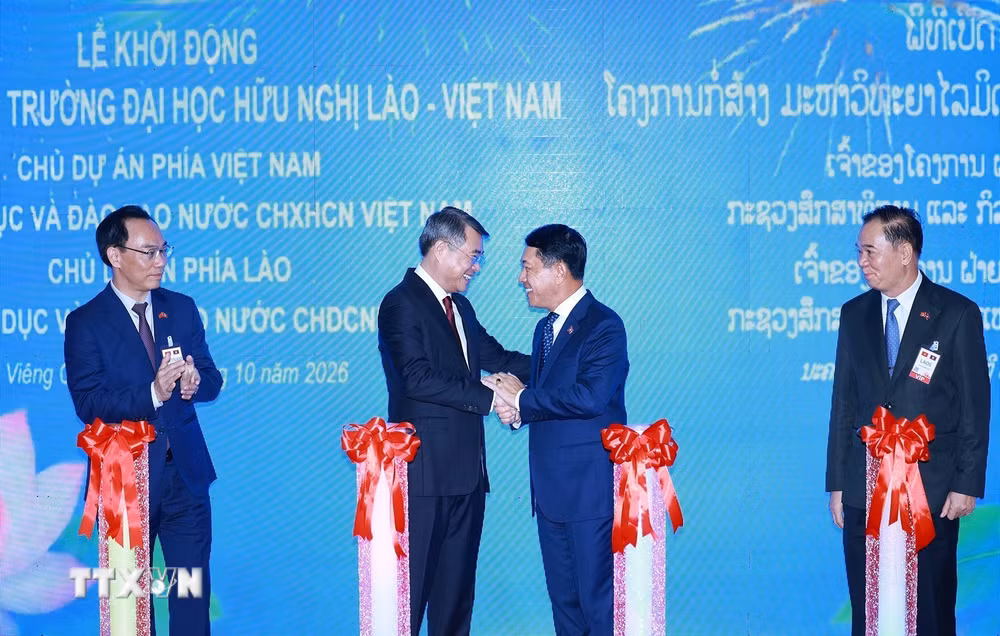 ttxvn_thu-tuong-le-minh-hung-va-thu-tuong-lao-saleumxay-kommasith-du-le-khoi-dong-du-an-truong-dai-hoc-huu-nghi-lao-viet-nam.jpg