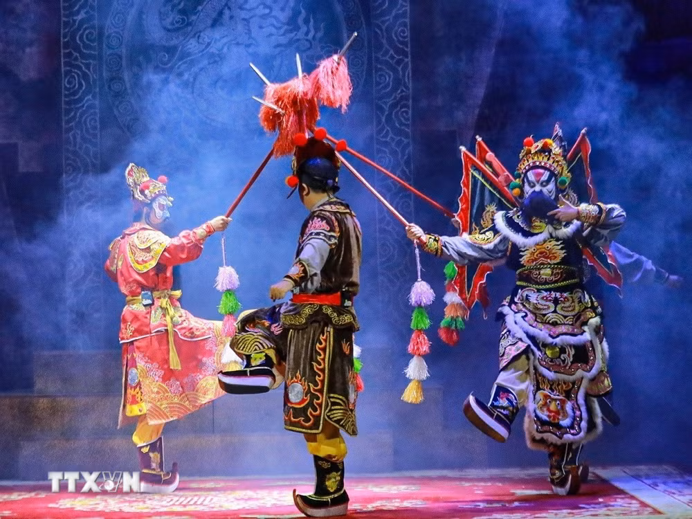 ttxvn-san-khau-nghe-thuat-truyen-thong.jpg