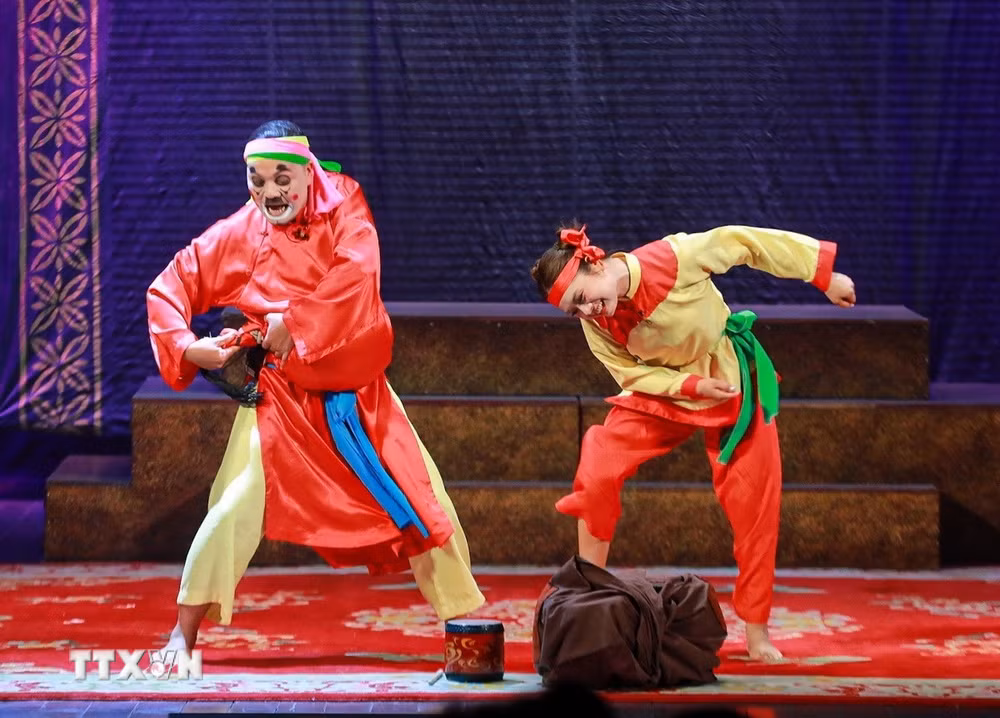 ttxvn-san-khau-nghe-thuat-truyen-thong2.jpg