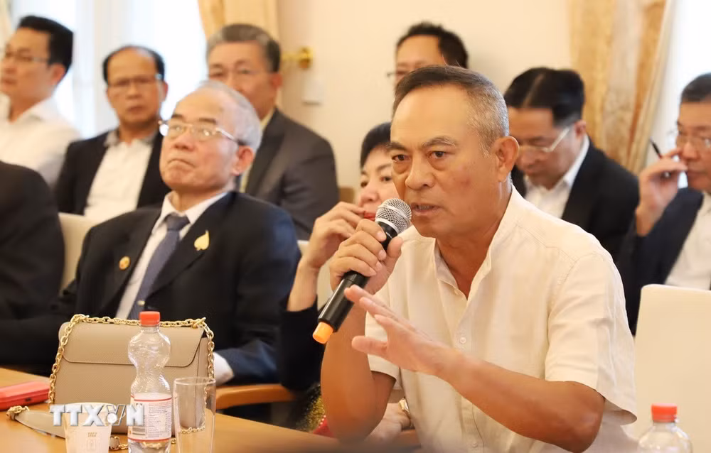 ttxvn-kieu-bao-o-duc-hoa-chung-niem-xuc-dong-va-tu-hao-dip-ky-niem-50-nam-thong-nhat-dat-nuoc.jpg