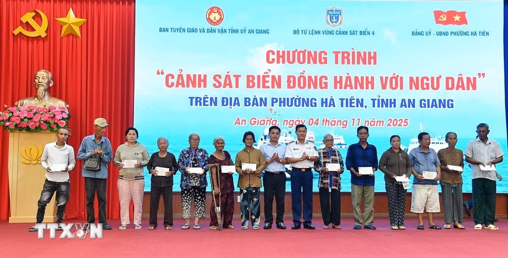 ttxvn-an-giang-canh-sat-bien-dong-hanh-cung-ngu-dan-ha-tien3.jpg