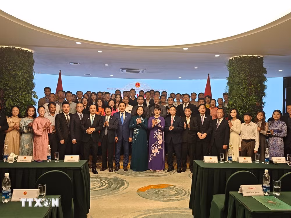 Cộng đồng và doanh nghiệp Việt Nam chụp ảnh lưu niệm với Phó Chủ tịch nước. (Ảnh: Tâm Hằng/TTXVN) ttxvn-pho-chu-tich-nuoc-vo-thi-anh-xuan-gap-go-cong-dong-nguoi-viet-o-bishkek4.jpg
