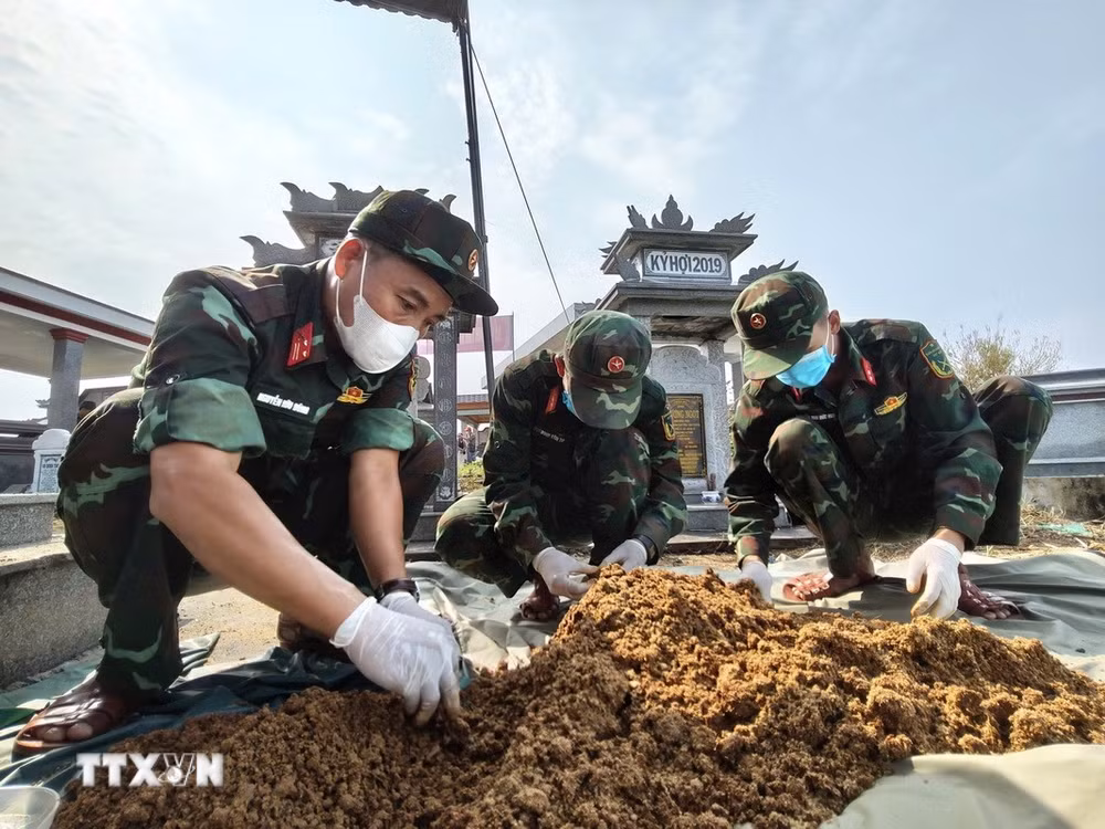 ttxvn-tim-thay-nhieu-di-vat-tai-mo-tap-the-cua-17-liet-si-o-xa-thu-bon-da-nang2.jpg