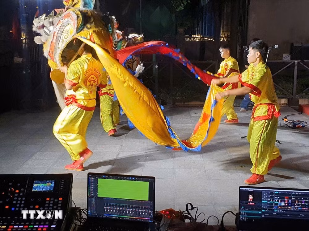 ttxvn-tan-da-diem-hen-van-hoa-moi-giua-long-ha-noi2.jpg
