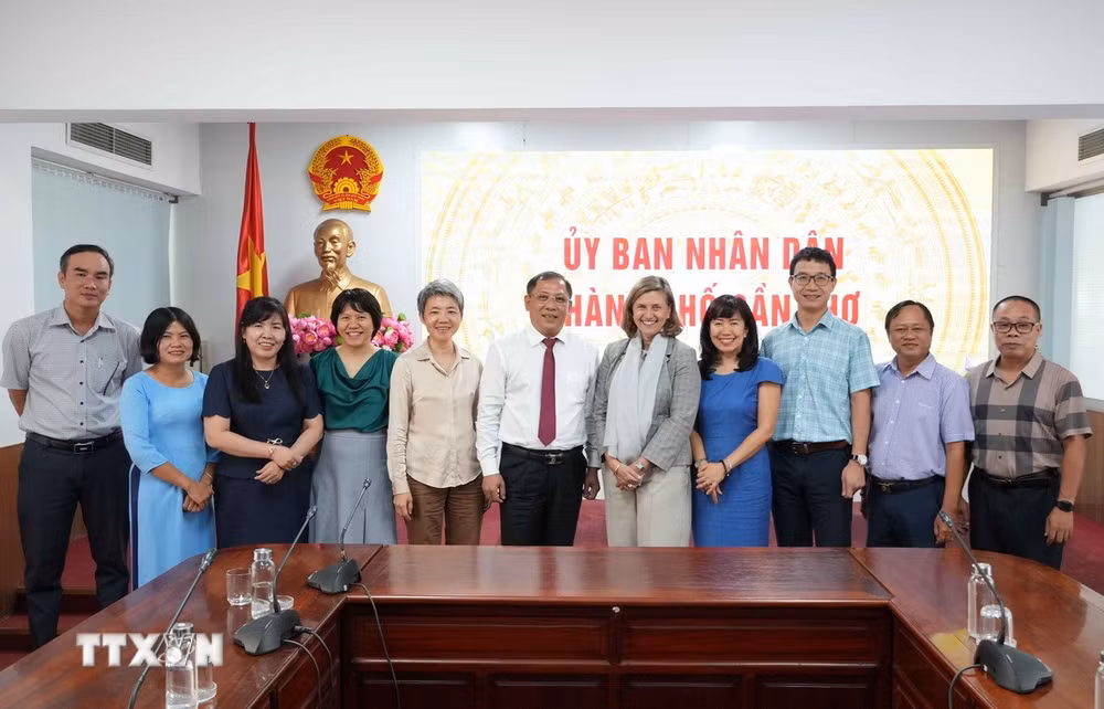 ttxvn_lanh-dao-tp-can-tho-lam-viec-voi-doan-dai-su-quan-canada-ve-du-an-c4g-4.jpg