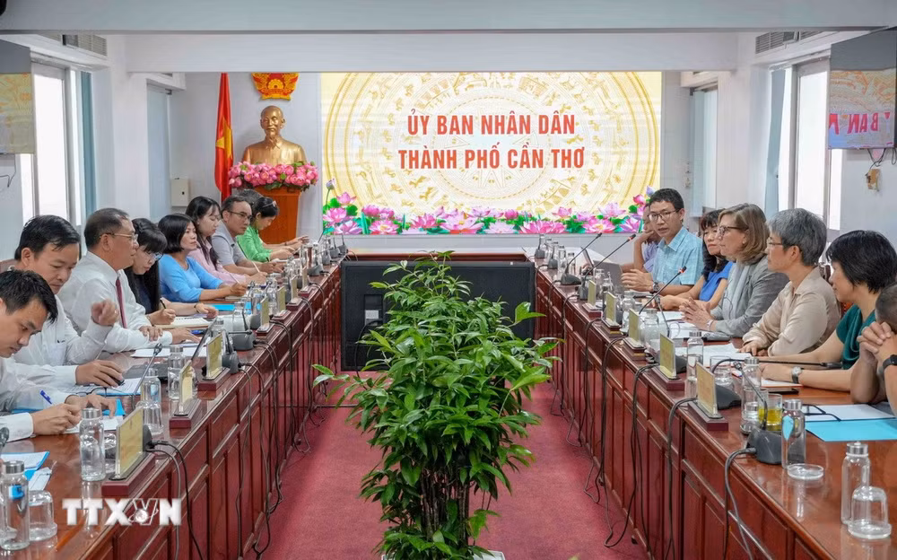 ttxvn_lanh-dao-tp-can-tho-lam-viec-voi-doan-dai-su-quan-canada-ve-du-an-c4g-2.jpg