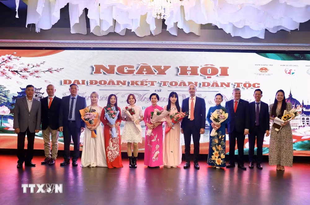 ttxvn-cong-dong-nguoi-viet-tai-hungary-to-chuc-ngay-hoi-dai-doan-ket-dan-toc3.jpg
