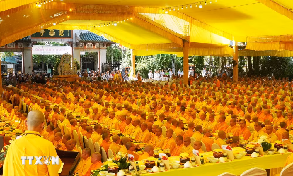 ttxvn-dai-le-vu-lan-bao-hieu-o-co-do-hue2.jpg