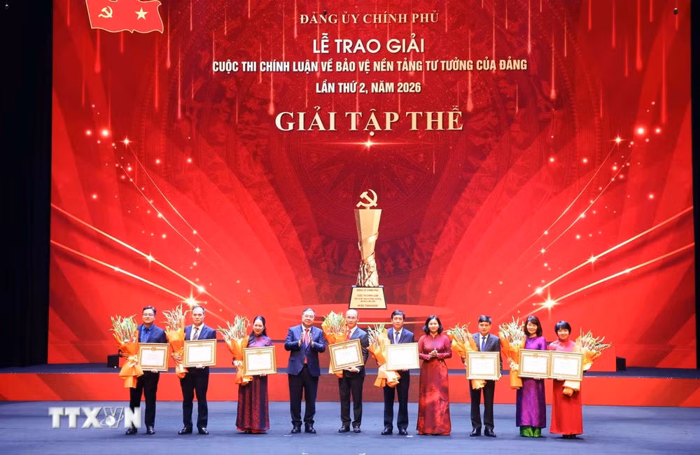 ttxvn-le-trao-giai-cuoc-thi-chinh-luan-ve-bao-ve-nen-tang-tu-tuong-cua-dang-lan-thu-2-4.jpg