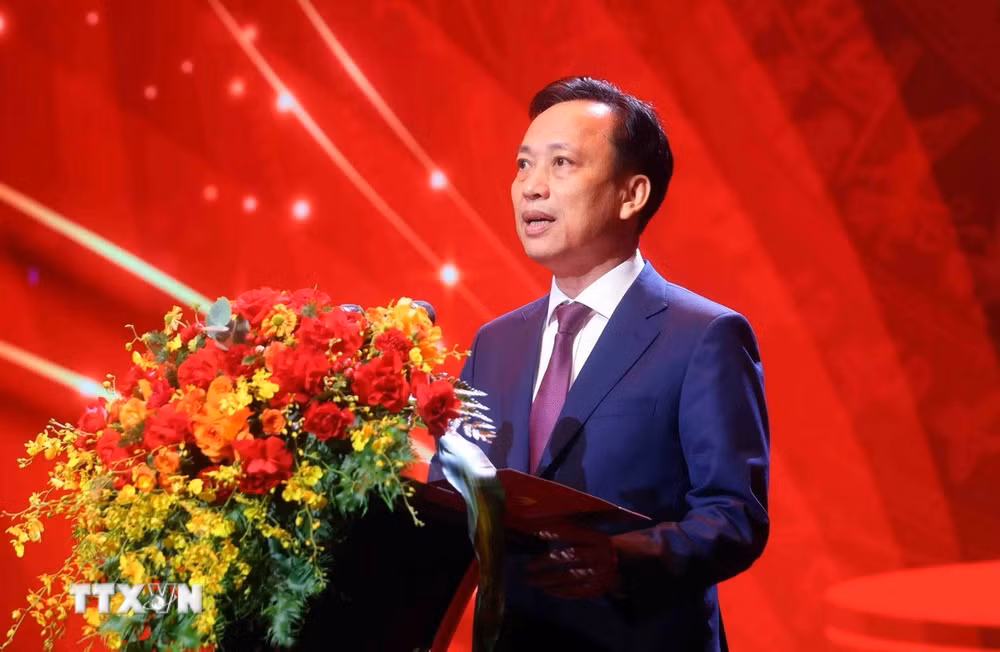 ttxvn-le-trao-giai-cuoc-thi-chinh-luan-ve-bao-ve-nen-tang-tu-tuong-cua-dang-lan-thu-2-2.jpg