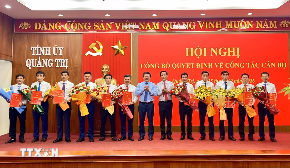 ttxvn_quang-tri-cong-bo-quyet-dinh-dieu-dong-bo-nhiem-can-bo2.jpg
