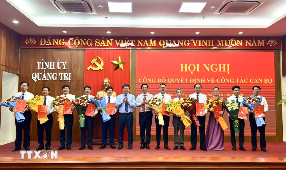 ttxvn_quang-tri-cong-bo-quyet-dinh-dieu-dong-bo-nhiem-can-bo3.jpg