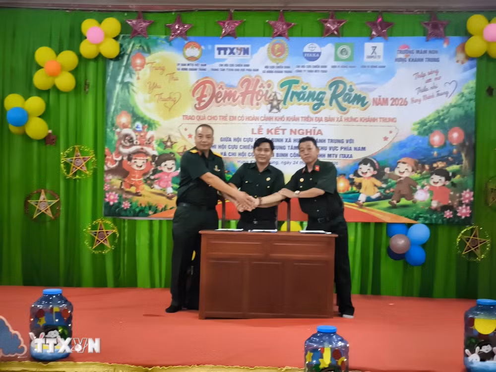 ttxvn_cuu-chien-binh-to-chuc-dem-hoi-trang-ram-cho-thieu-nhi-tai-vinh-long2.jpg