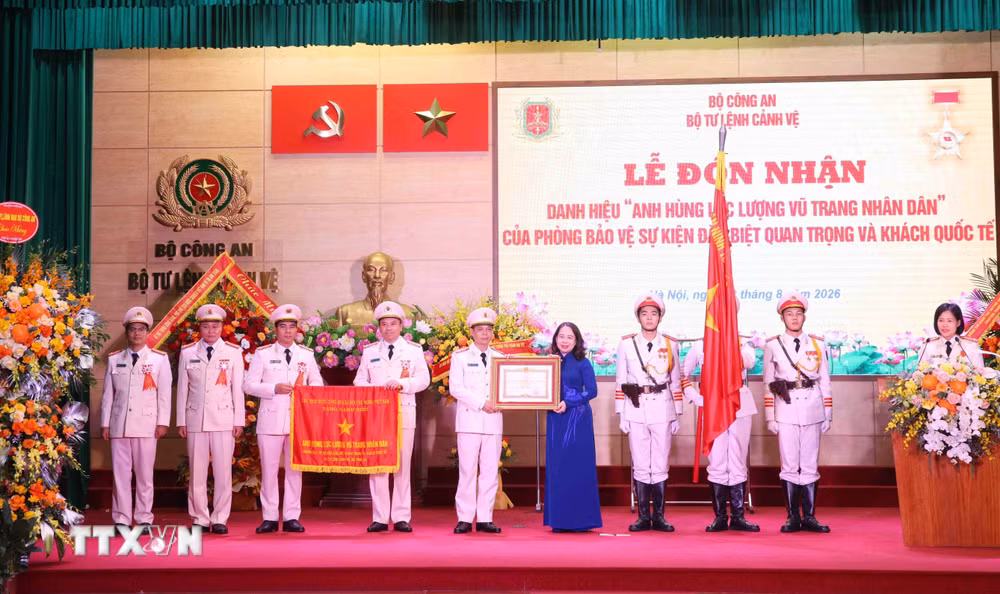 ttxvn-phong-bao-ve-su-kien-dac-biet-quan-trong-va-khach-quoc-te-don-nhan-danh-hieu-anh-hung-llvt-nhan-dan7.jpg