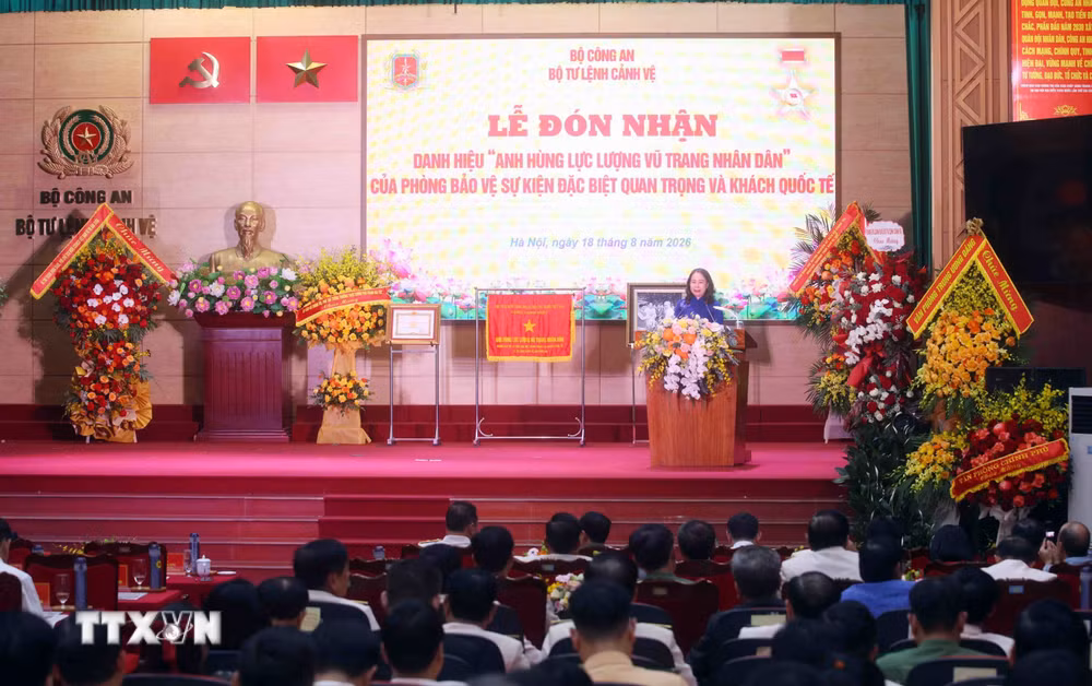 ttxvn-phong-bao-ve-su-kien-dac-biet-quan-trong-va-khach-quoc-te-don-nhan-danh-hieu-anh-hung-llvt-nhan-dan3.jpg