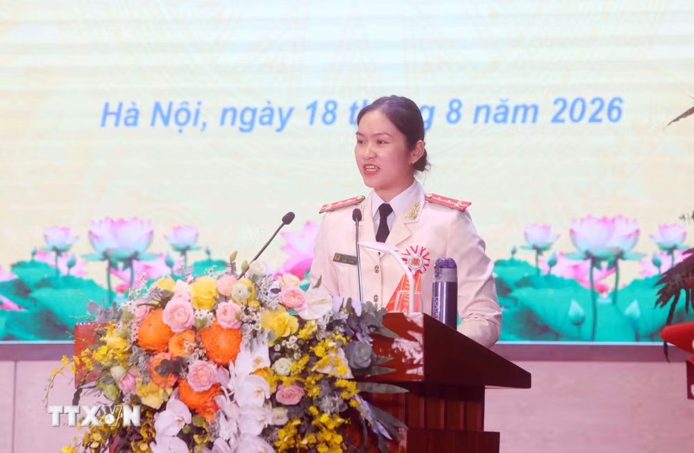 ttxvn-phong-bao-ve-su-kien-dac-biet-quan-trong-va-khach-quoc-te-don-nhan-danh-hieu-anh-hung-llvt-nhan-dan4.jpg