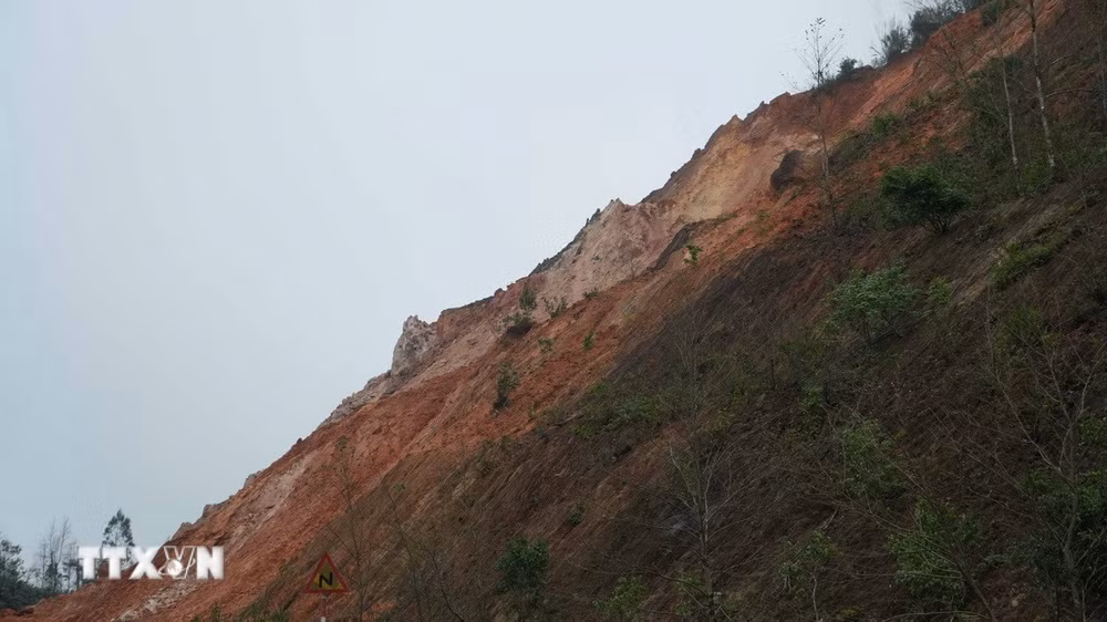 ttxvn-van-tiem-an-nguy-hiem-sau-khi-tam-thong-tuyen-duong-tranh-deo-van-roi3.jpg