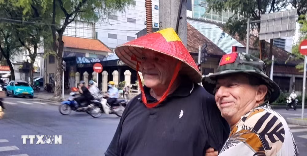 ttxvn-ngon-lua-viet-nam-trong-trai-tim-nguoi-chien-si-argentina2.jpg