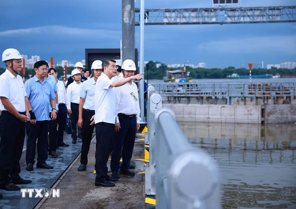 ttxvn_thu-tuong-kiem-tra-du-an-thuy-loi-trong-diem-cua-thanh-pho-ho-chi-minh9.jpg
