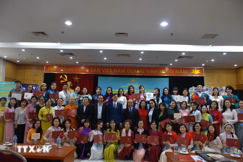 ttxvn-be-mac-khoa-tap-huan-phuong-phap-giang-day-tieng-viet-cho-giao-vien-kieu-bao-nam-2026-3.jpg