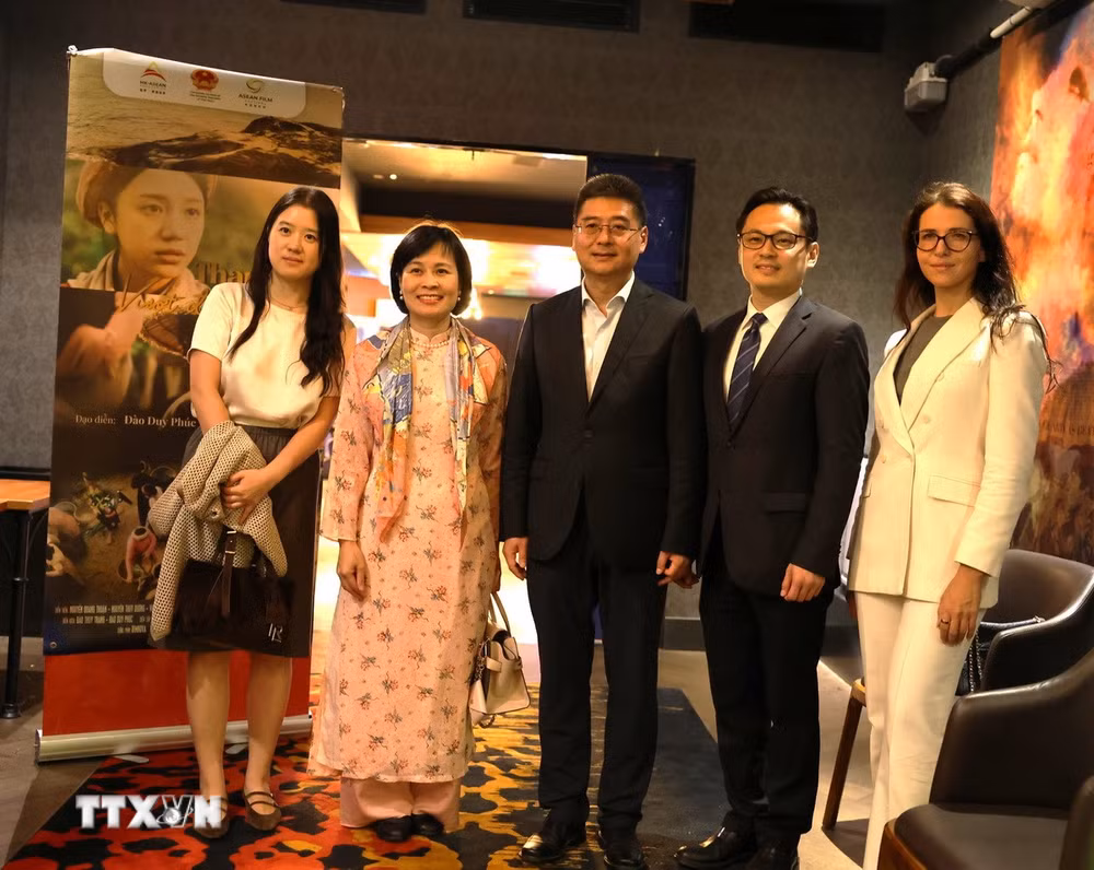ttxvn-thanh-am-vuot-dai-duong-ban-tinh-ca-tu-nguc-tu-con-dao-ghi-dau-an-tai-hong-kong2.jpg